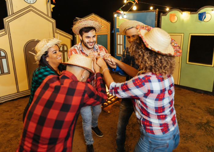 pessoas dançando quadrilha em festa junina
