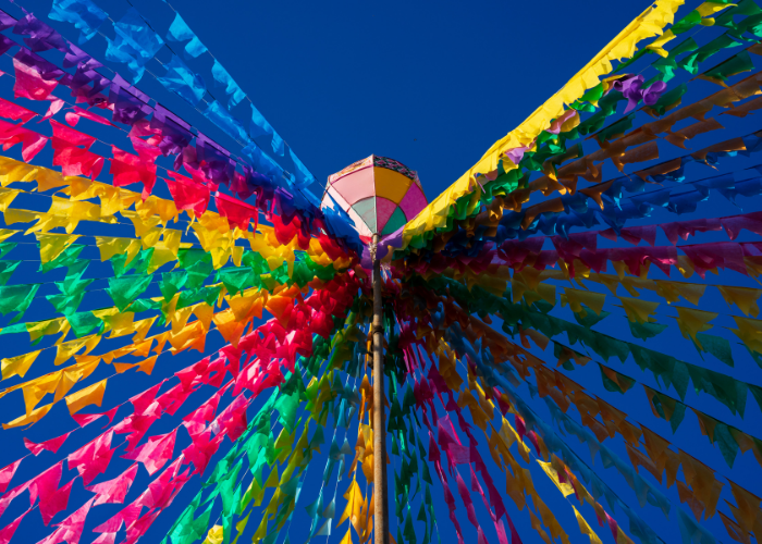 bandeirinhas com decoração de festa junina