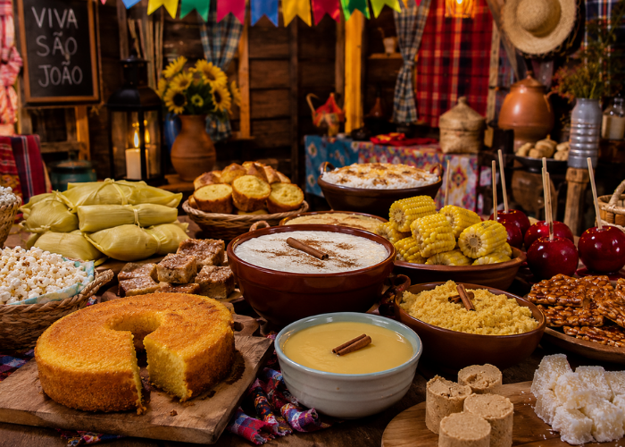 Mesa com comidas típicas das festas juninas 