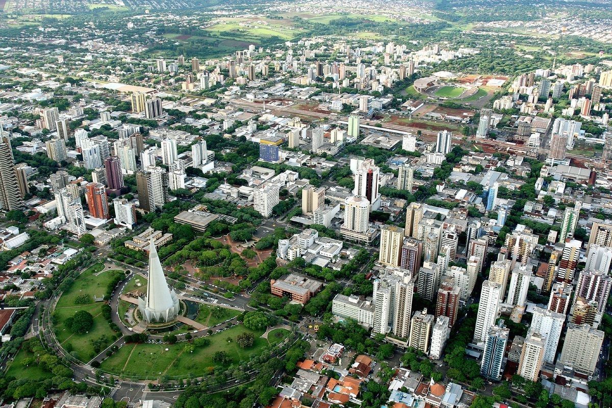 Vista aérea da Catedral de Maringá e cidade