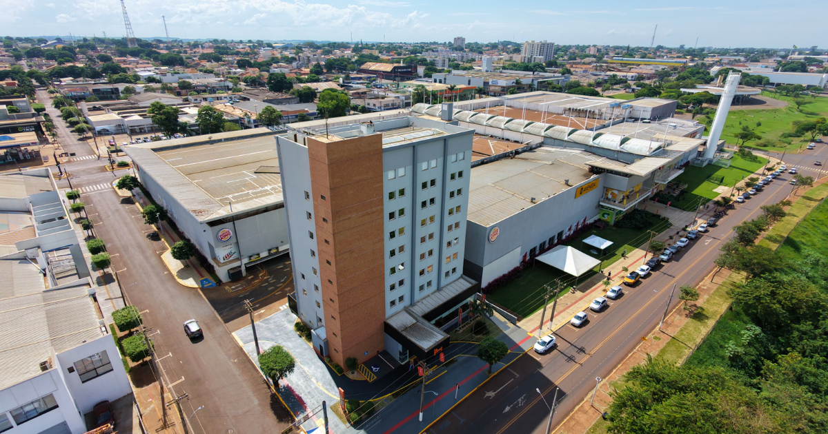 Vista aérea do Hus Hotel Dourados anexo ao Shopping Avenida Center, com localização estratégica para