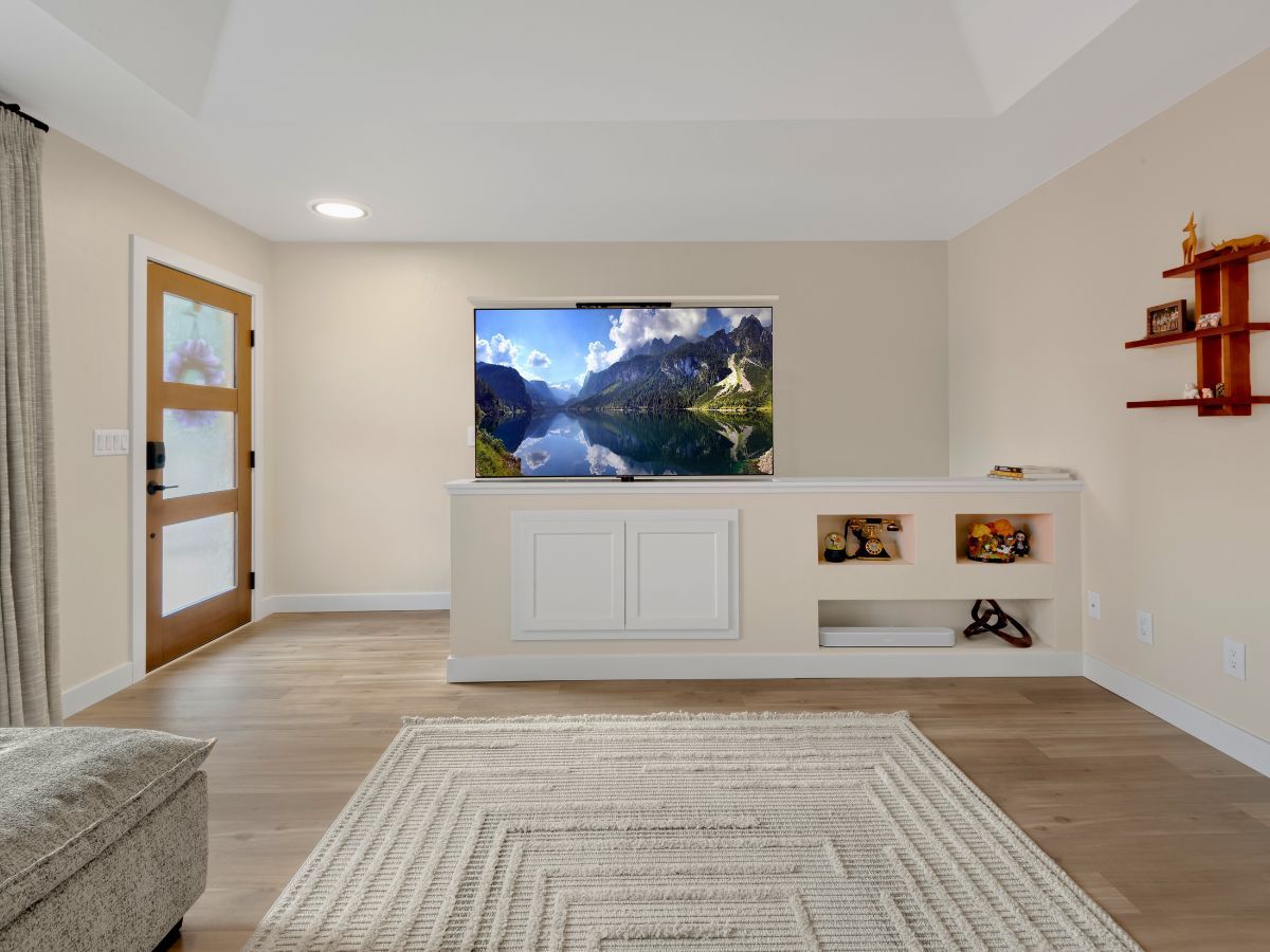 A living room with a flat screen tv on the wall