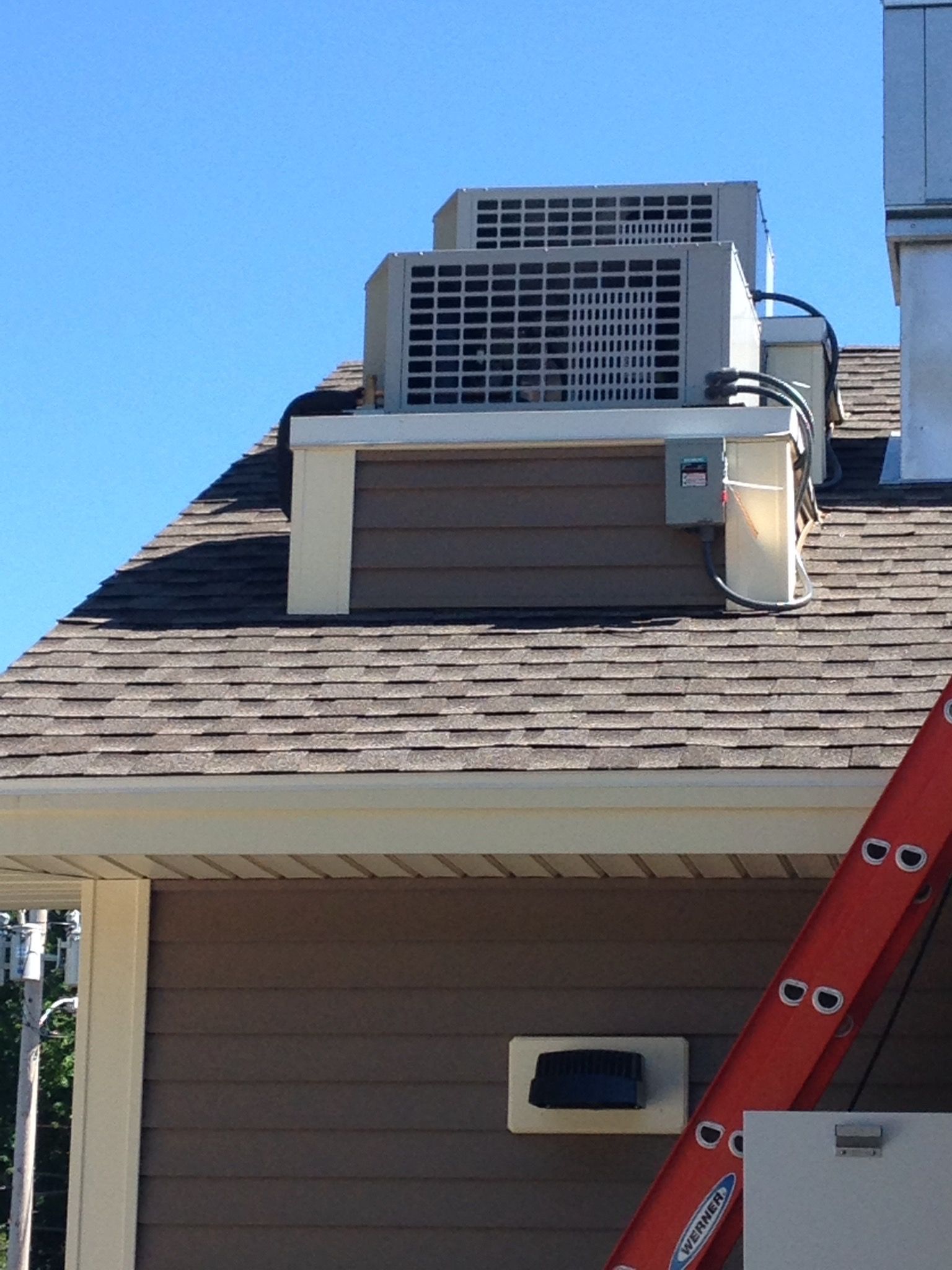 A ladder is sitting on the side of a house