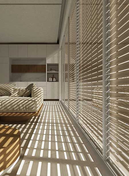 Camera da letto moderna e luminosa con ombre a strisce proiettate dalle tende che si estendono sul pavimento e sul letto.