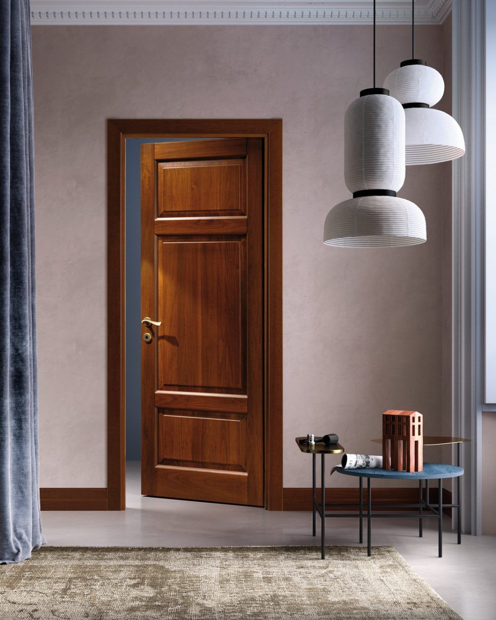 Porta in legno in una stanza moderna con lampade a sospensione, un tavolino e un tappeto nelle vicinanze.