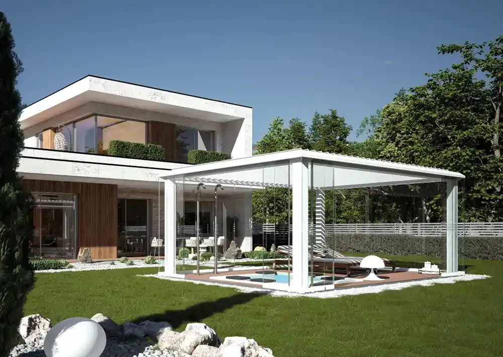 Casa moderna bianca a due piani con pergola bioclimatica in vetro e prato verde curato.