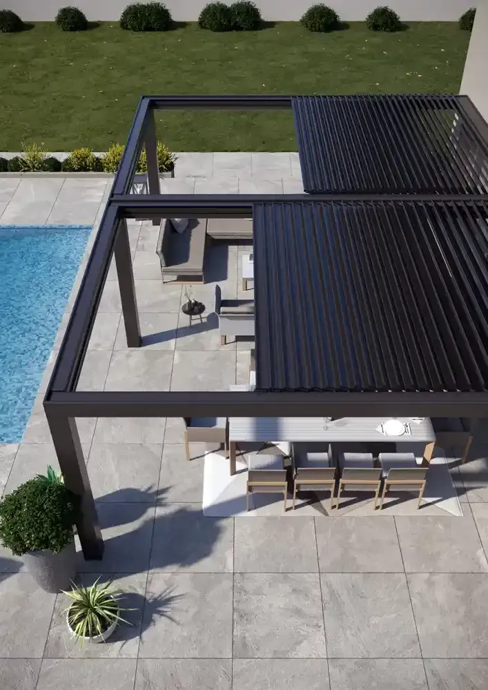 Patio moderno con pergola bioclimatica, tavolo da pranzo, sedie a sdraio e piscina accanto a pavimentazione in pietra.