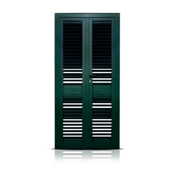 Doppia porta a persiana verde scuro su sfondo bianco.