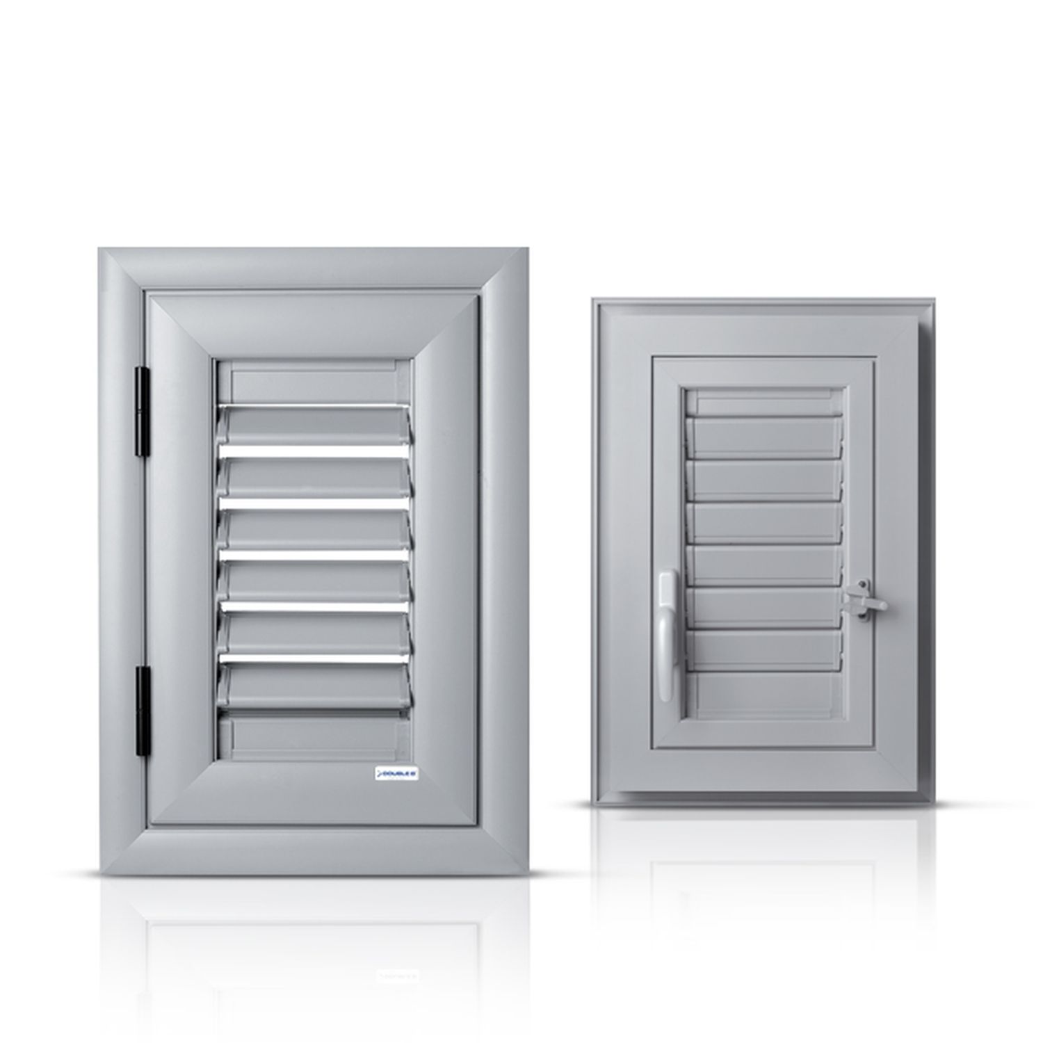 Due sportelli di ventilazione in metallo grigio, uno più grande e uno più piccolo, su sfondo bianco.