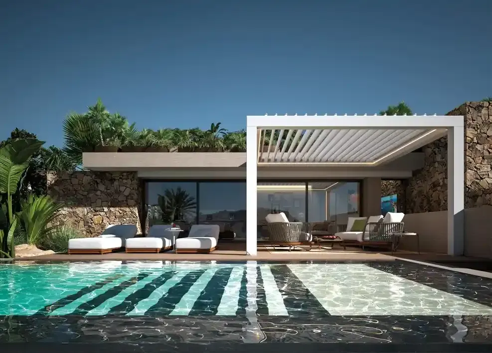 Villa moderna a bordo piscina con lettini, pergola bioclimatica sotto un cielo azzurro limpido.