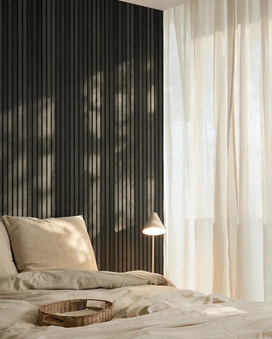 Accogliente camera da letto con lenzuola beige, un vassoio sul letto e tende trasparenti e pannello fonoassorbente.