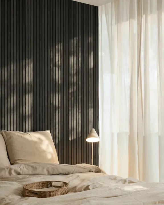 Accogliente camera da letto con lenzuola beige, un vassoio sul letto e tende trasparenti e pannello fonoassorbente.
