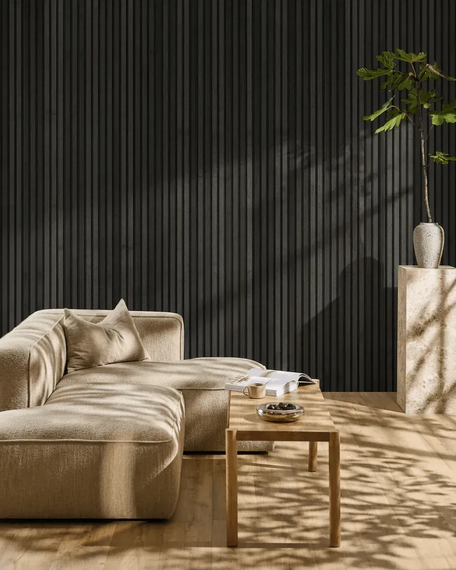 Accogliente divano beige in un moderno soggiorno luminoso con pannello fonoassorbente a doghe nere e tavolino da caffè in legno.