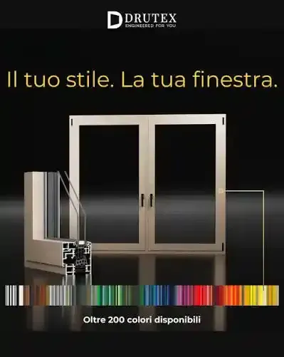 Pubblicità su vetrina con motivo Drutex, con finestra beige, campioni di colore e testo in italiano: “Il tuo stile. La tua finestra.”