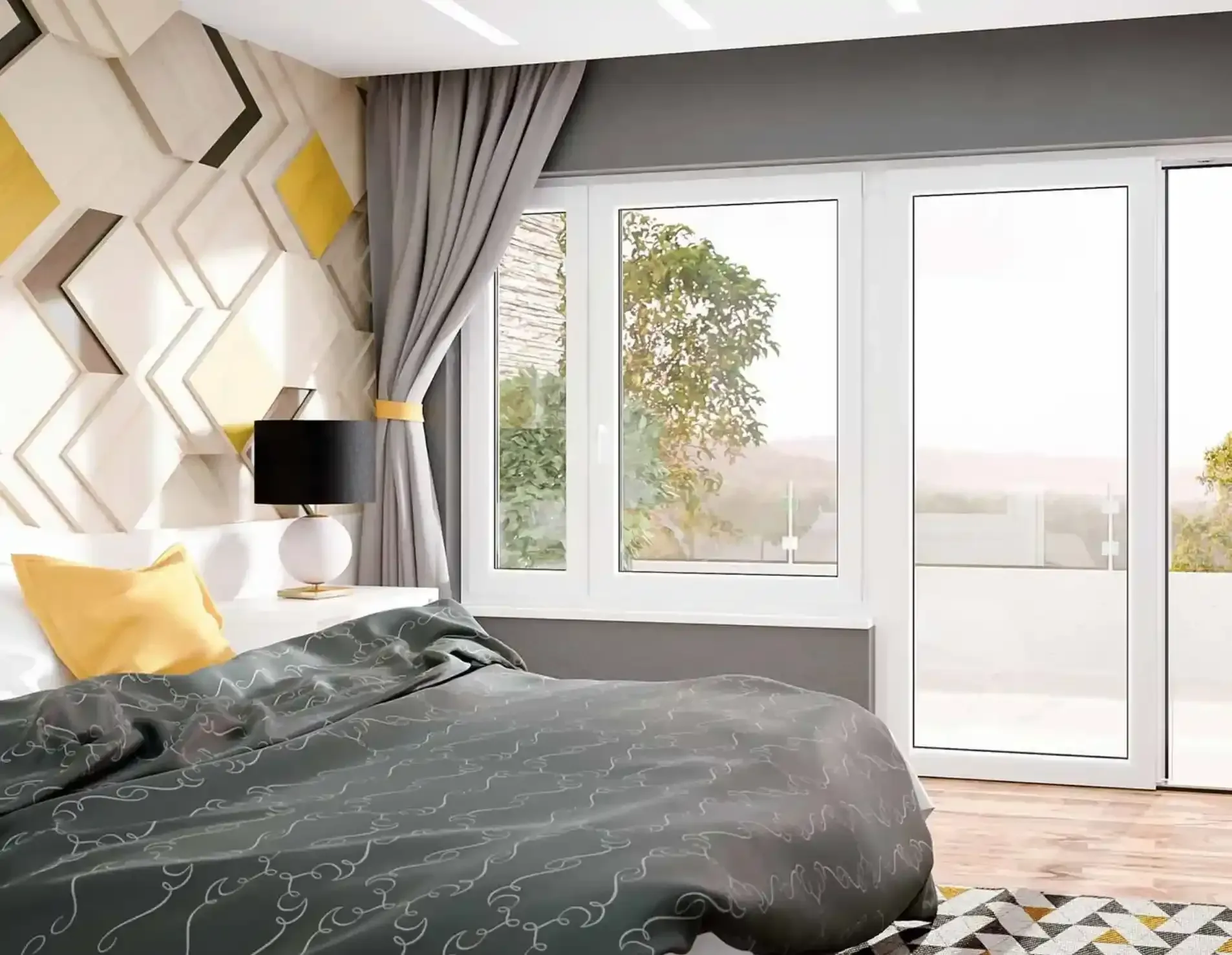 Camera da letto luminosa con biancheria da letto grigia, dettagli gialli, decorazioni murali geometriche e ampie finestre con vista sugli alberi.