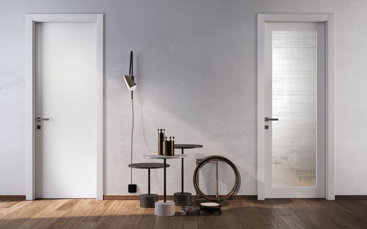 Stanza minimalista con due porte bianche, una lampada, un tavolino e un cerchio decorativo su un pavimento in legno.