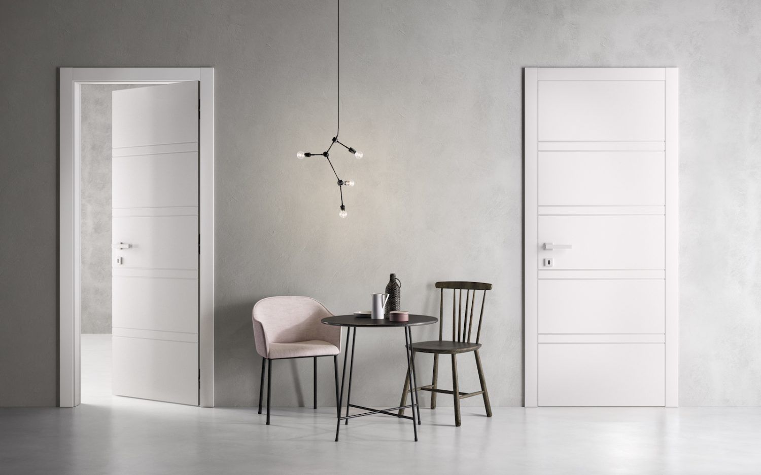 Stanza minimalista con due porte bianche, una lampada a sospensione e un tavolino con sedie su un pavimento grigio.