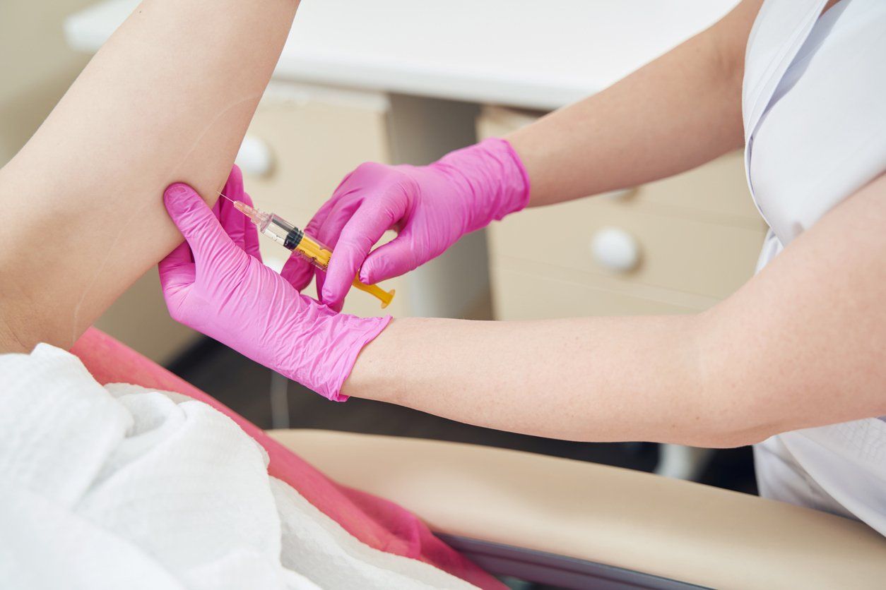 Dermatologist is doing lipotropic procedure