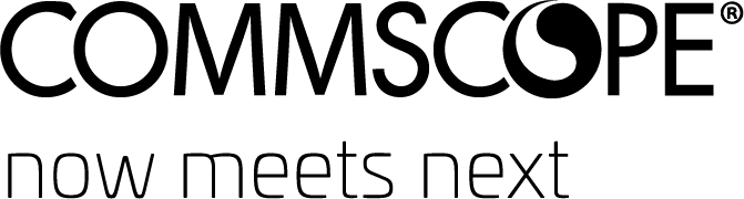 Logo CommScope : texte noir avec le nom CommScope, logo avec un design incurvé noir et blanc et le slogan « now meets next ».