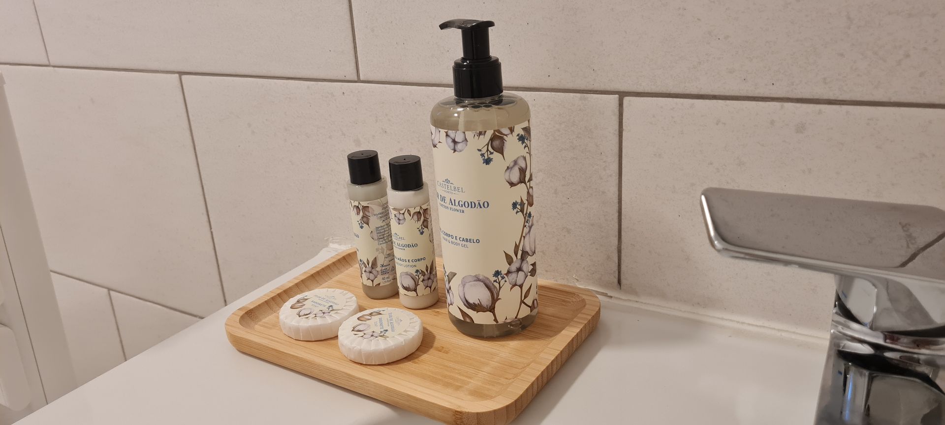 Lavatório de casa de banho com amenities para uso dos hóspedes.