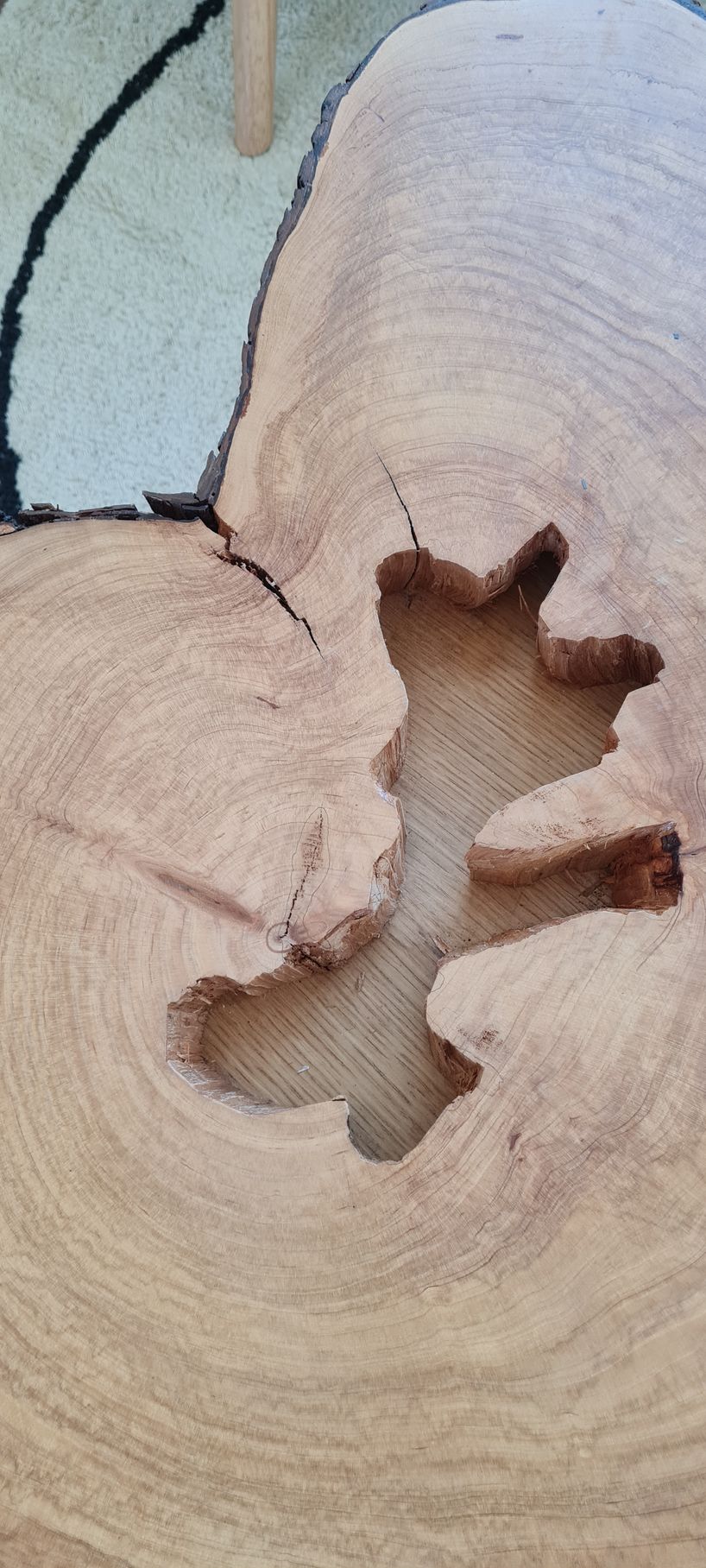 Pormenor do centro recortado em baixo relevo de uma mesa de centro em cortiça.