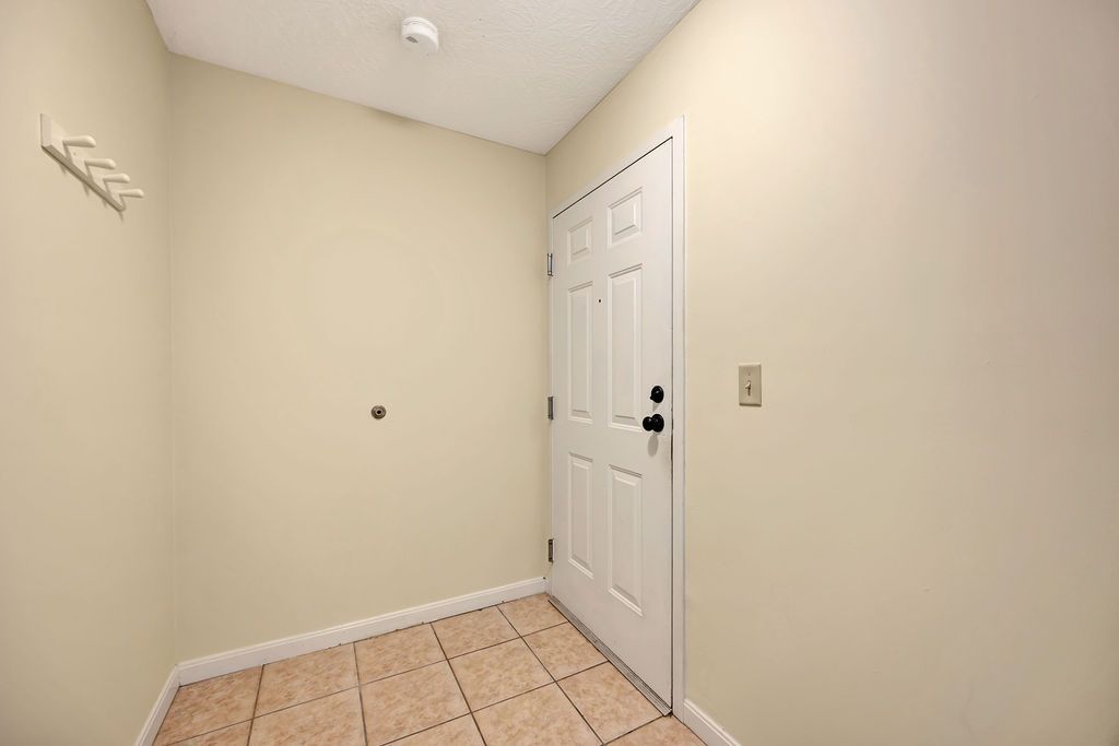 21 Indian Cove entryway