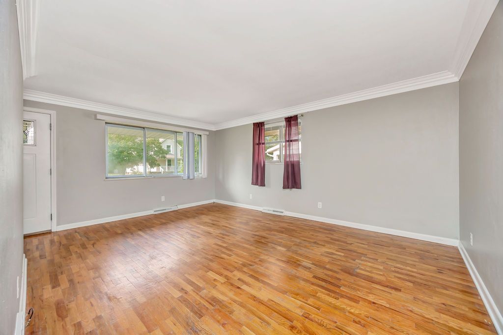 308 W Withrow living room