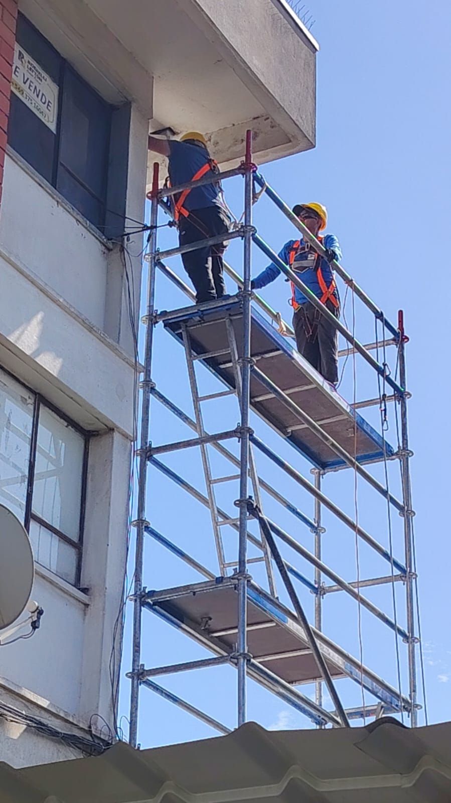 Cuadrilla trabajando en remodelaci&oacute;n interior con herramientas y materiales ordenados.