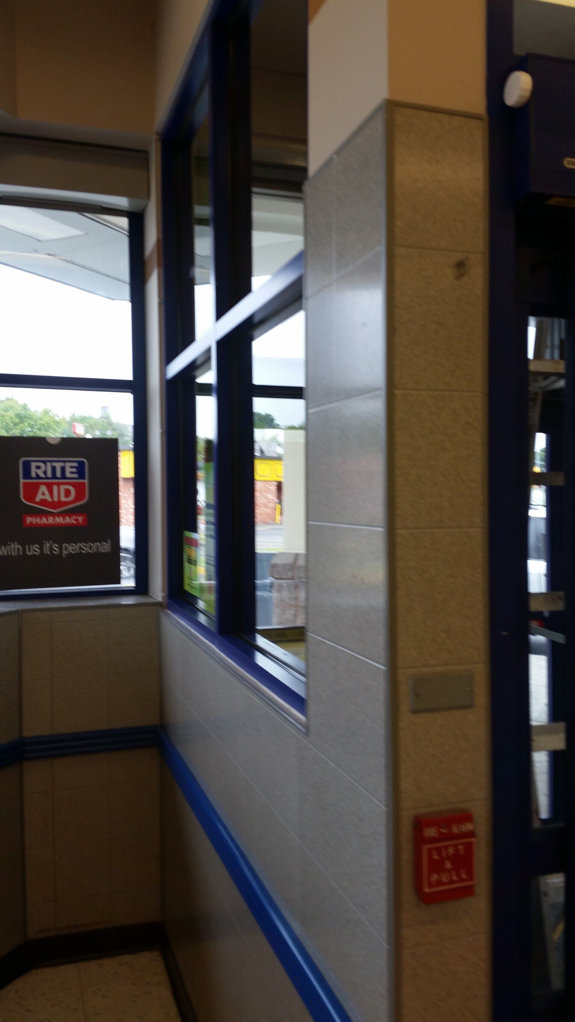 A store with a sign that says rite aid
