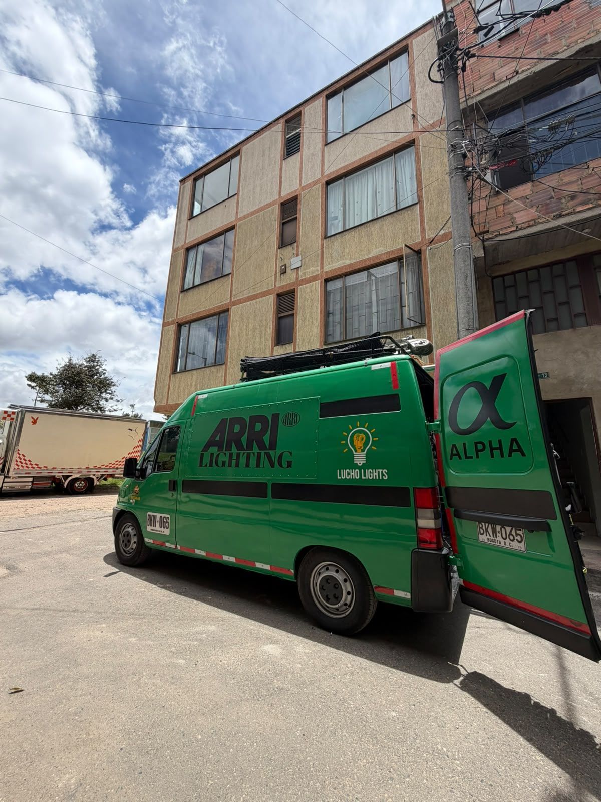 Estudio fotográfico con equipo de cámara, iluminación y fondo durante una sesión fotográfica
