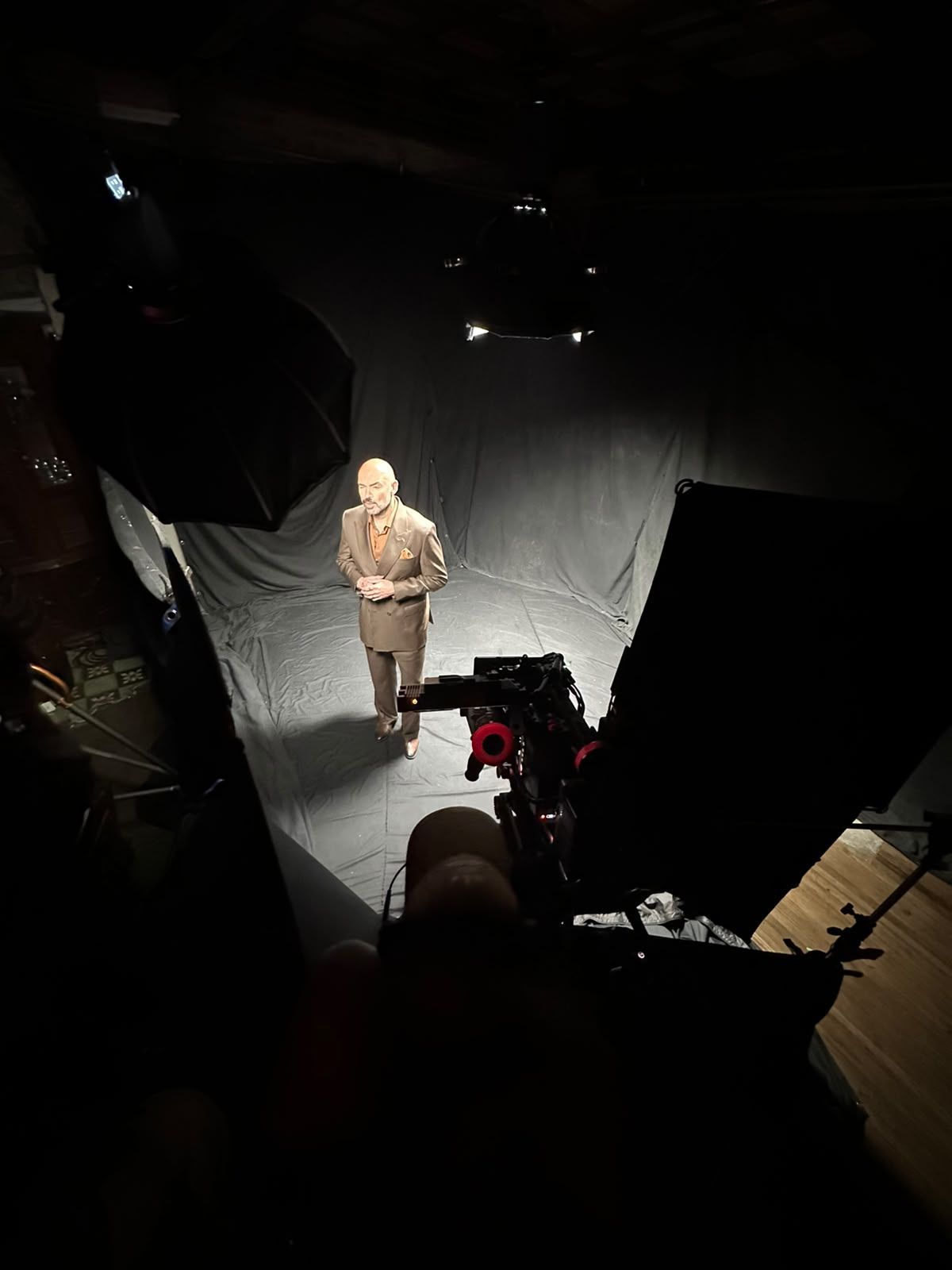 Equipo de iluminación de estudio con softboxes negros y blancos sobre soportes en una habitación.