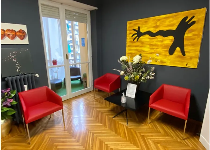 Accogliente sala d'attesa dello studio cardiologico