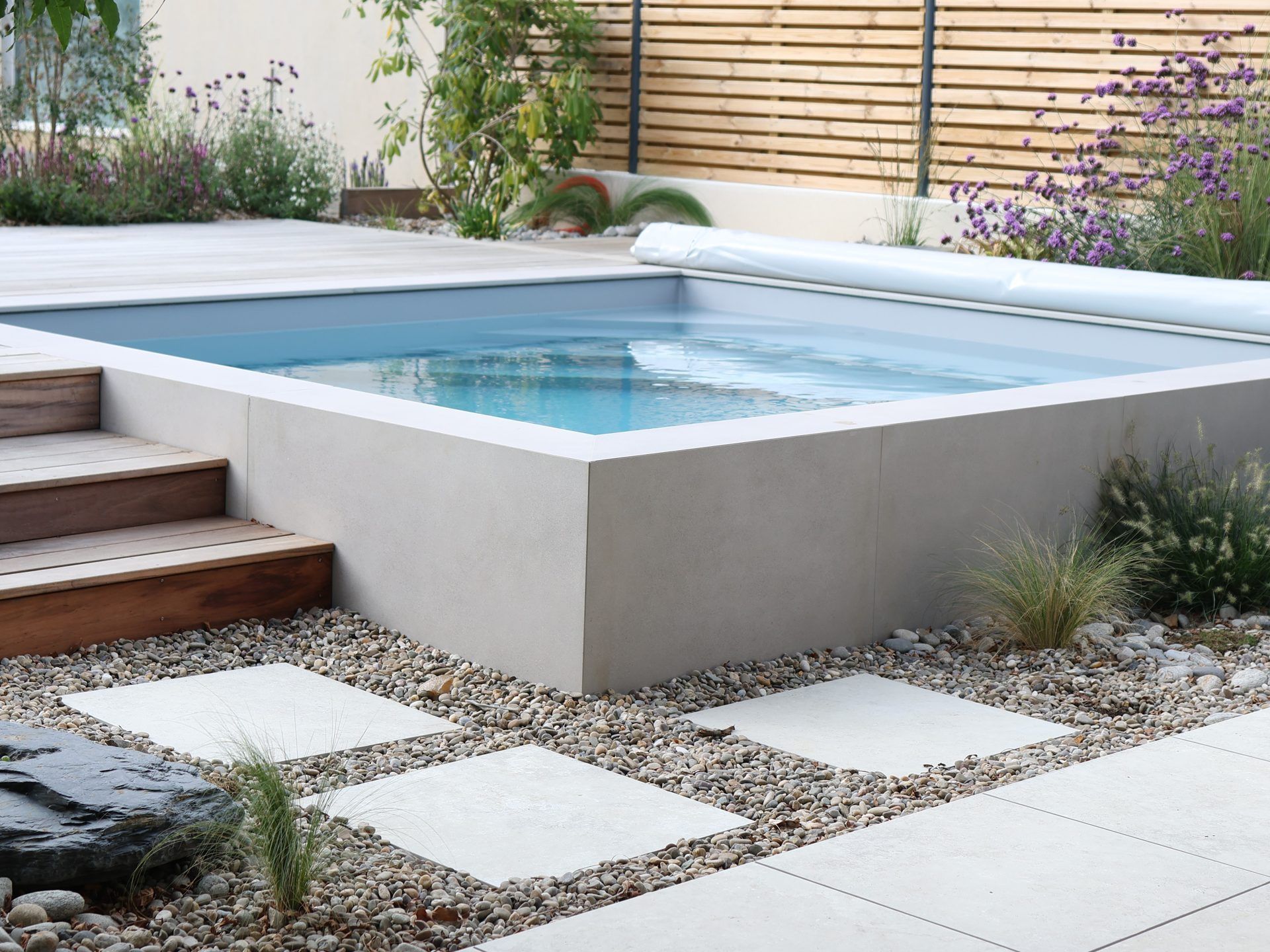 Le même jardin après les travaux : mini-piscine surélevée, pas japonais et galets à Basse-Goulaine
