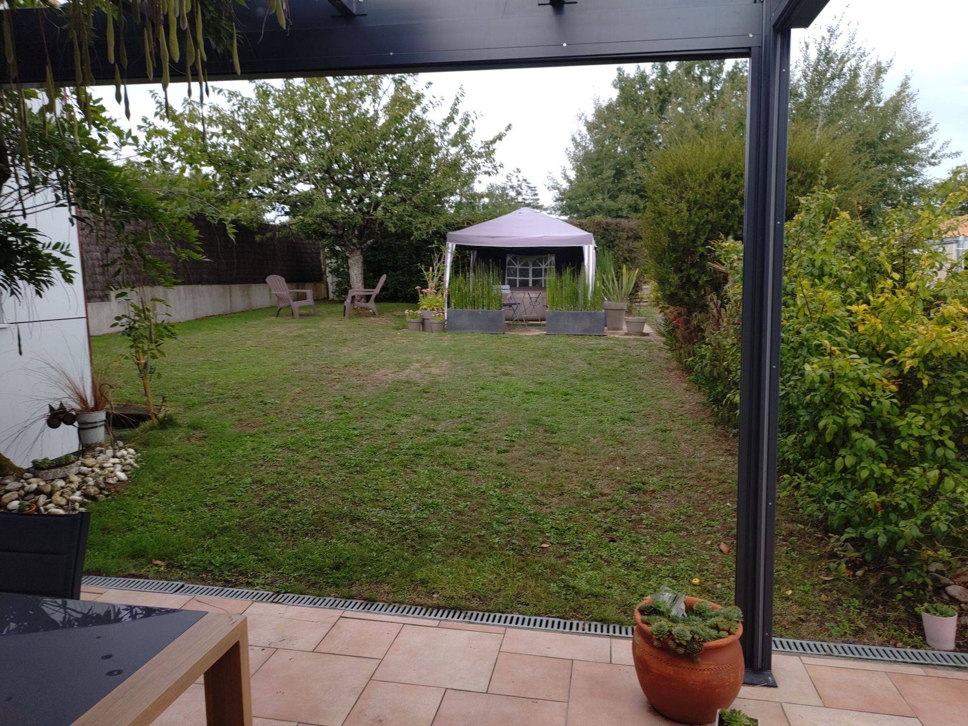 Jardin à Basse-Goulaine avant les travaux : pelouse et terrasse existante