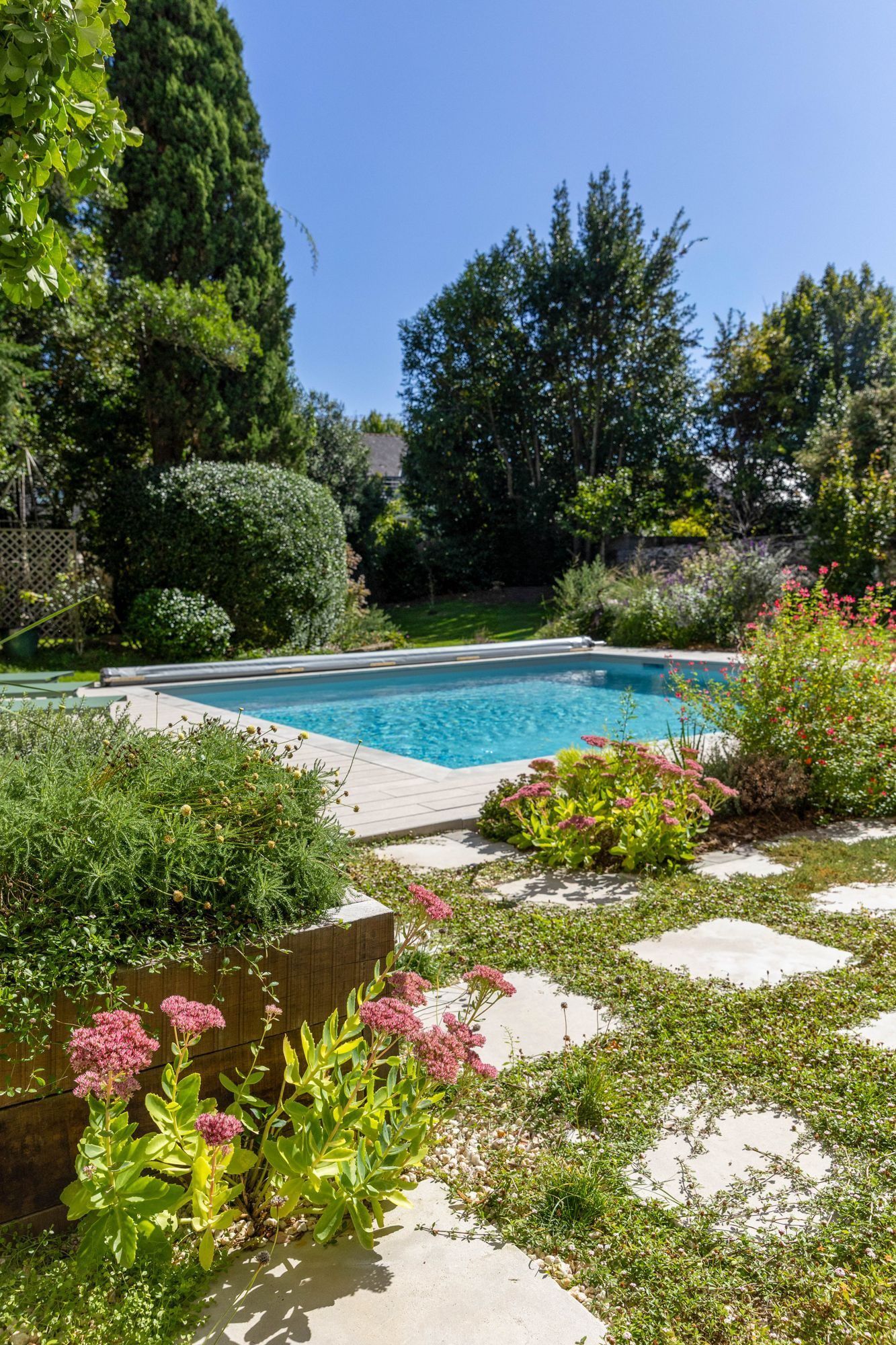 Piscine carrée et pas japonais dans un jardin de ville à Nantes, réalisation CréoJardins