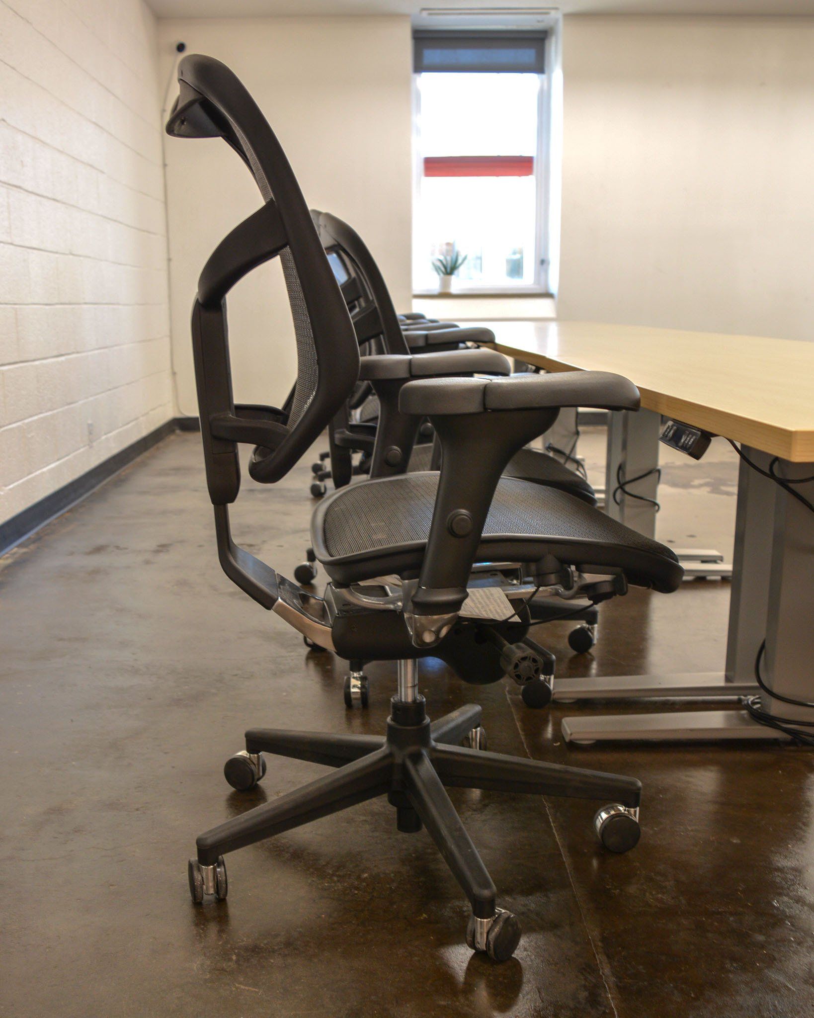 a row of office chairs are lined up in a room