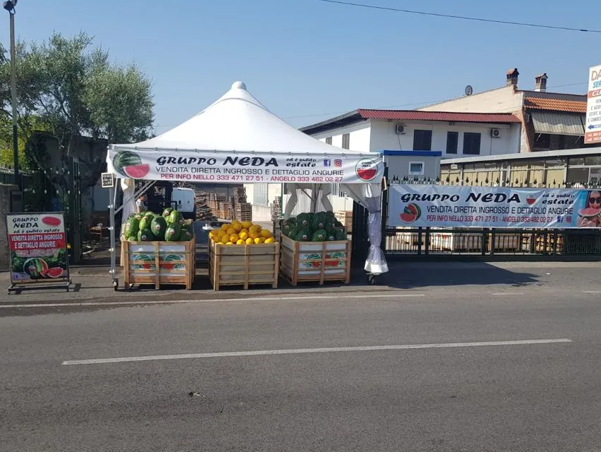stand per la vendita al dettaglio di angurie e cocomeri