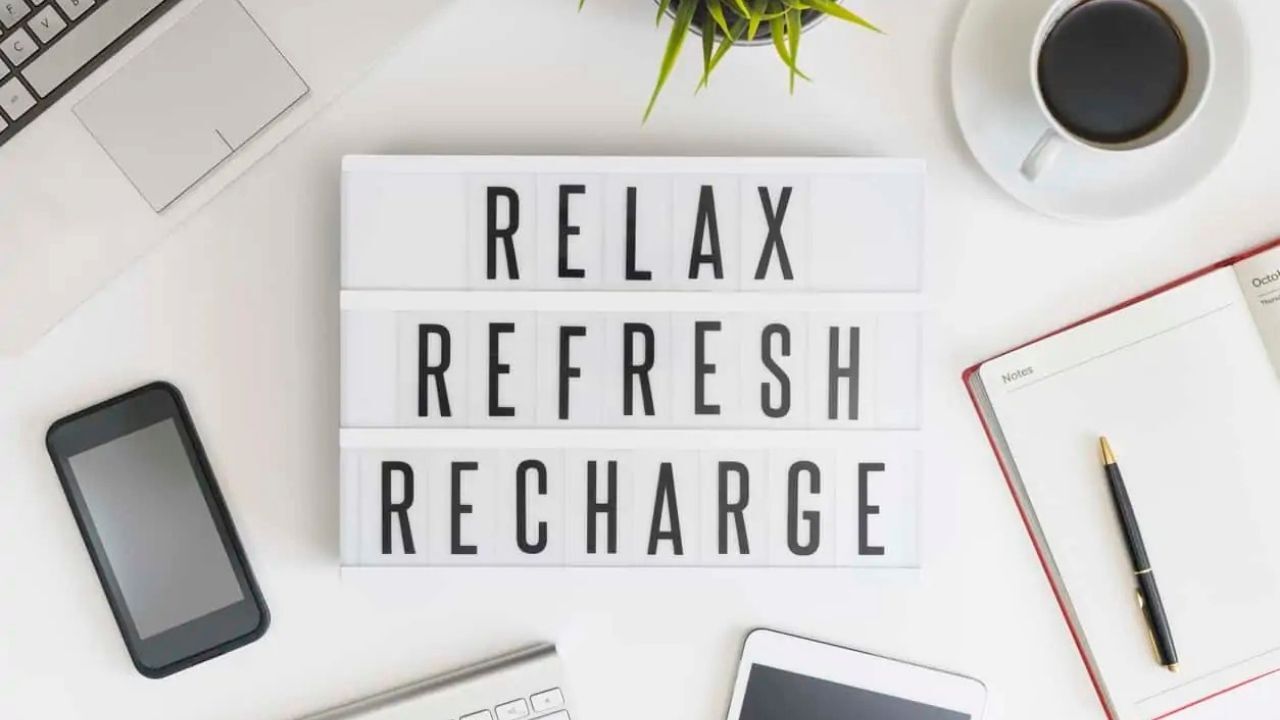 A sign on a desk that says `` relax refresh recharge ''.