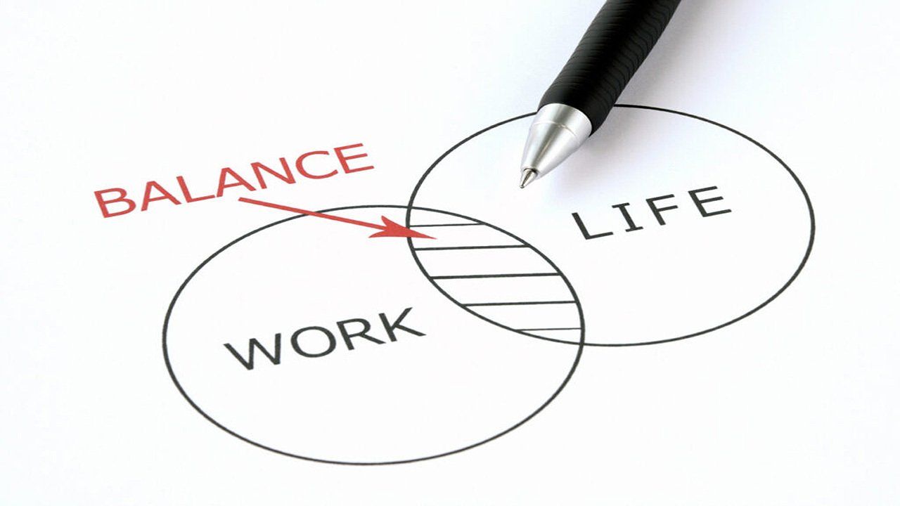 A pen is drawing a diagram of balance between work and life