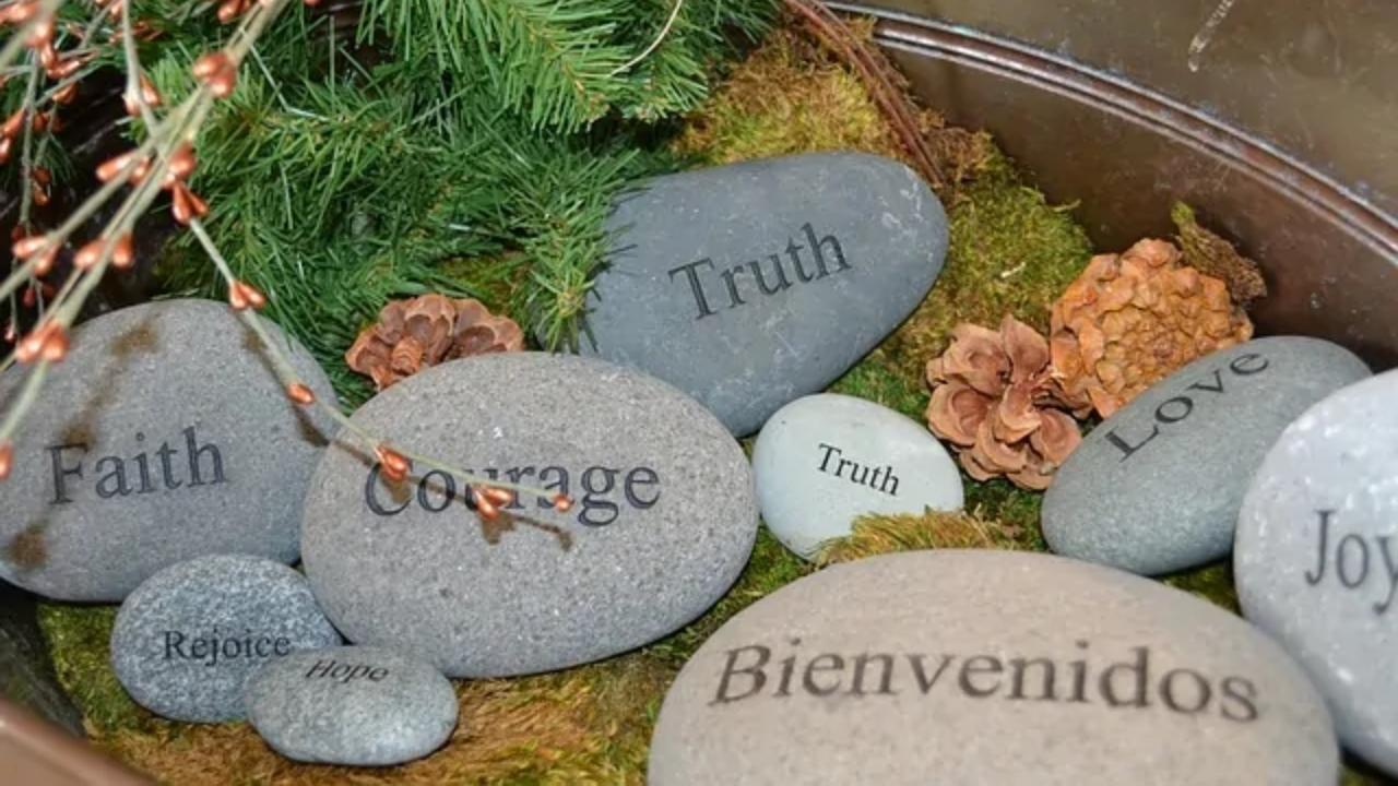 A pile of rocks with one that says bienvenidos