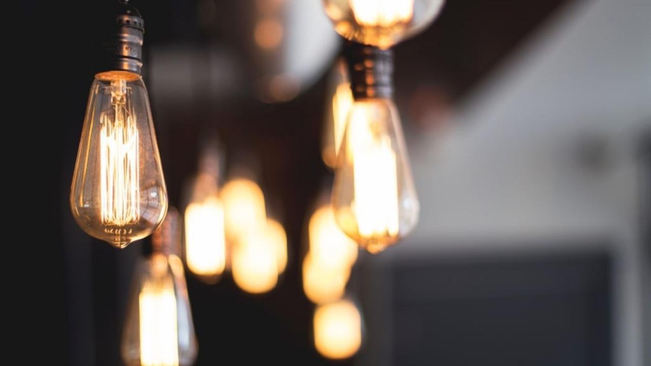 A bunch of light bulbs are hanging from the ceiling.