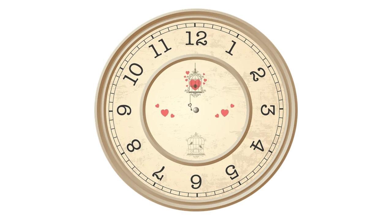 A clock with the hands on the numbers 10 and 12