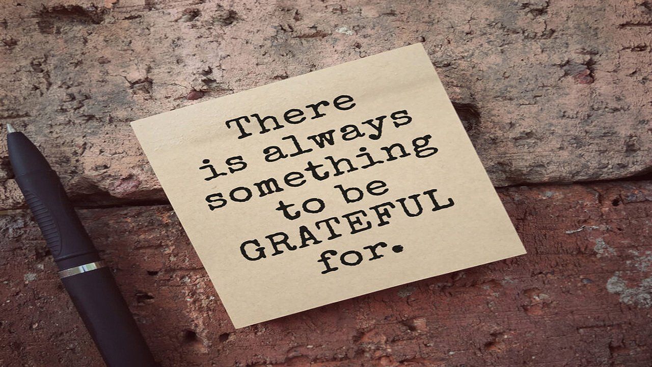 There is always something to be grateful for written on a sticky note next to a pen.