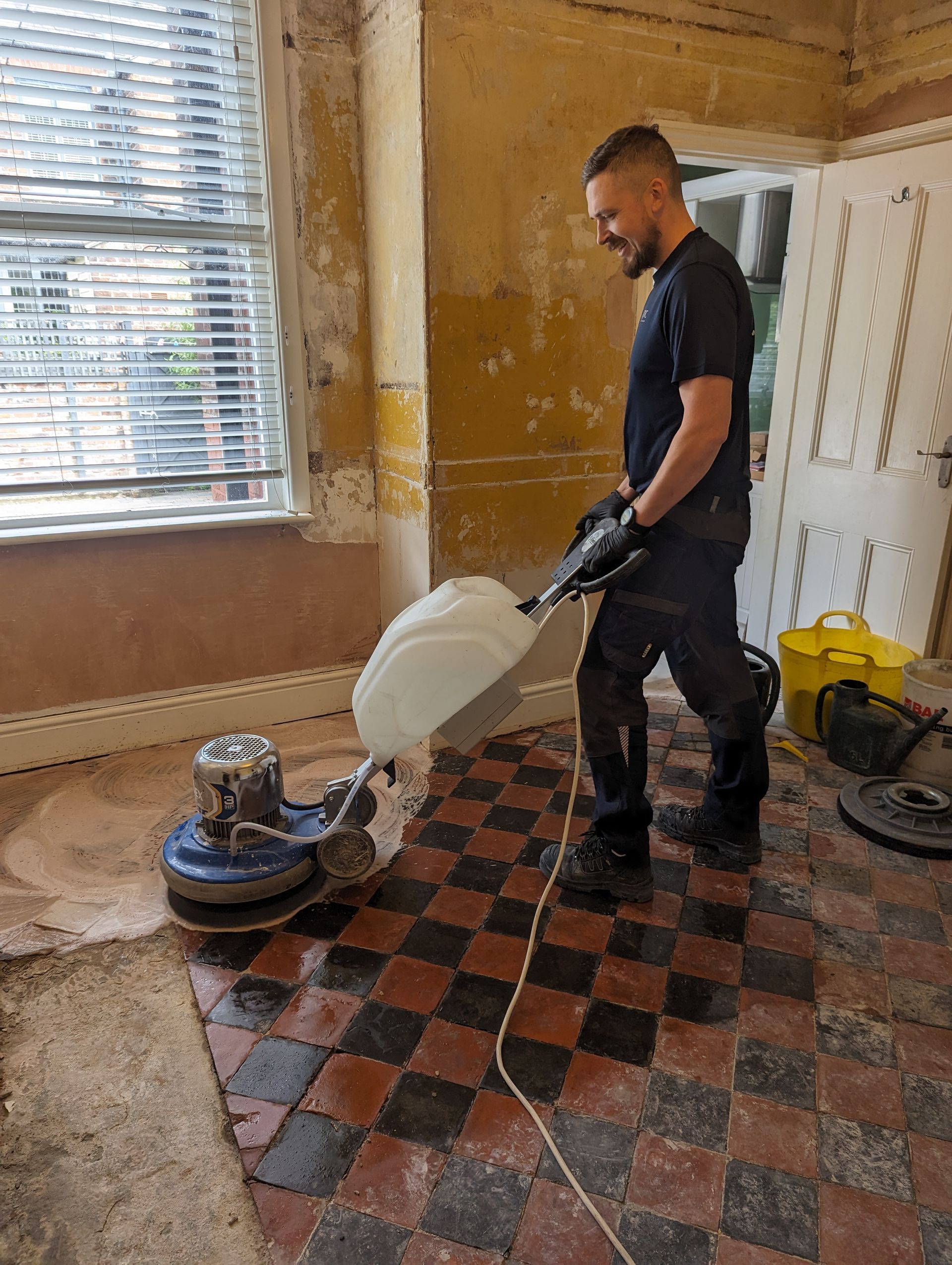 Quarry floor tiles restoration in Stockport, deep cleaning, self-levelling compound removal, concrete removal, sealing with a colour-enhancing impregnating sealer. Greater Manchester
