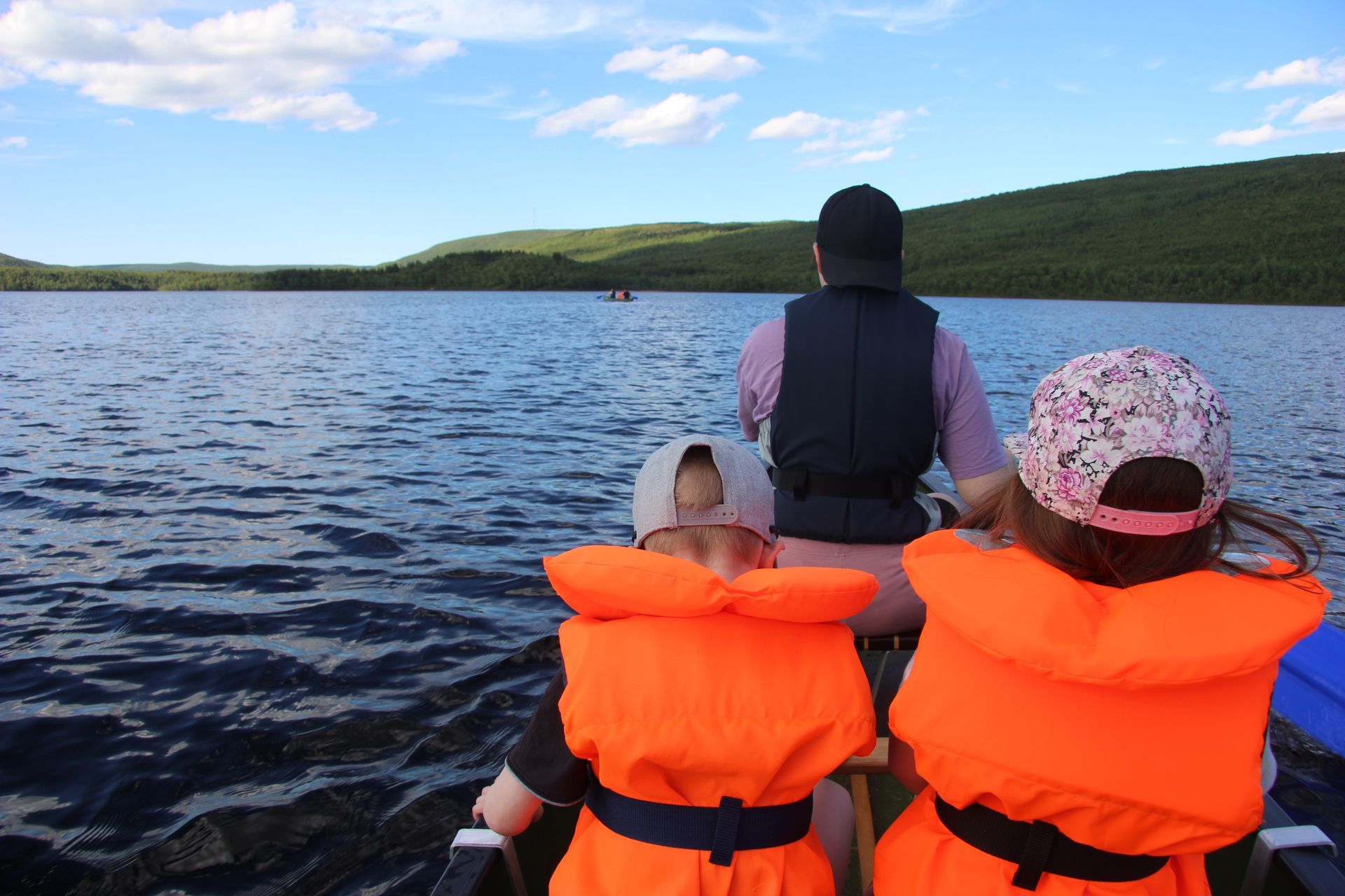 Utsjoki canoe trip paddling in Mantojärvi lake