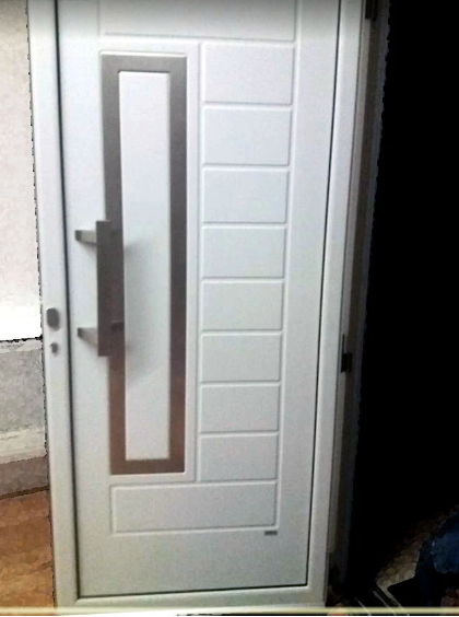 Porta d'ingresso bianca con stretta finestra verticale e maniglia argentata.