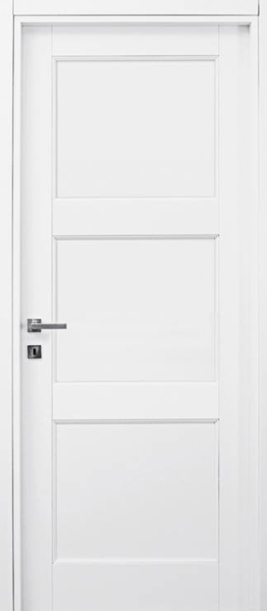 Porta interna a pannelli bianchi con maniglia e serratura argentate.
