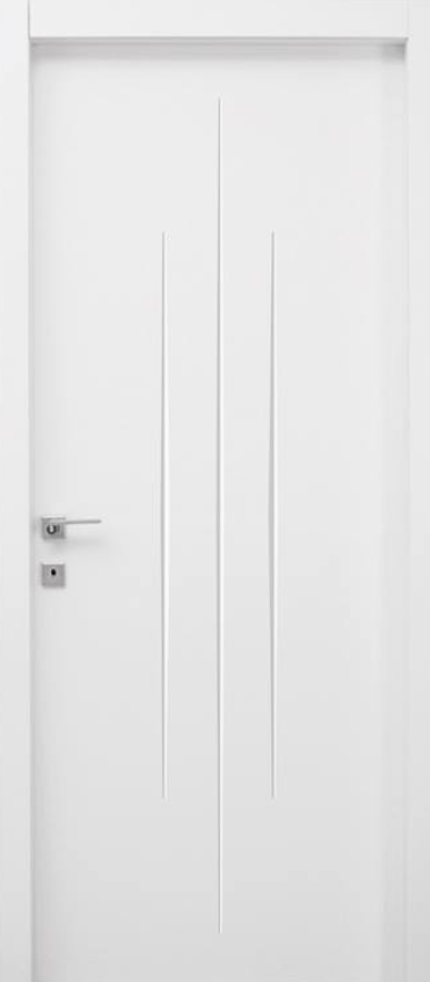 Porta interna bianca con maniglia argentata e tre scanalature decorative verticali.