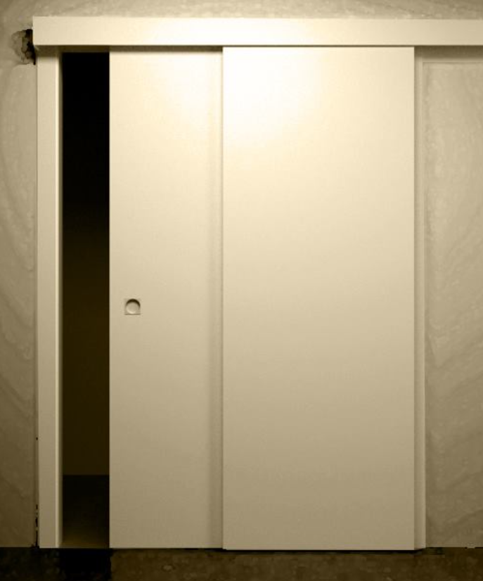 Porte scorrevoli beige chiuse con una stretta apertura sul lato sinistro.
