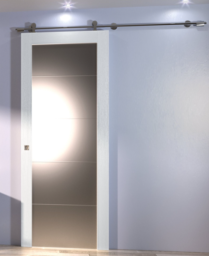 Porta scorrevole moderna satinata con telaio bianco e parete grigia in un interno minimalista